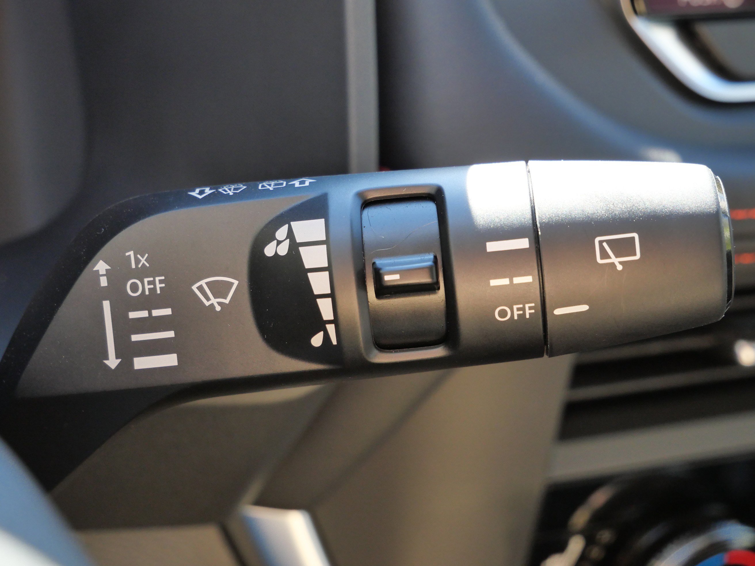 Used 2025 Nissan Rogue SV image 34