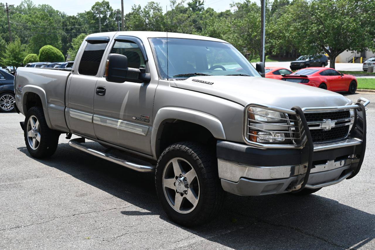 Used 2006 Chevrolet Silverado 2500 LT w/ Skid Plate Package AWD/4WD image 5
