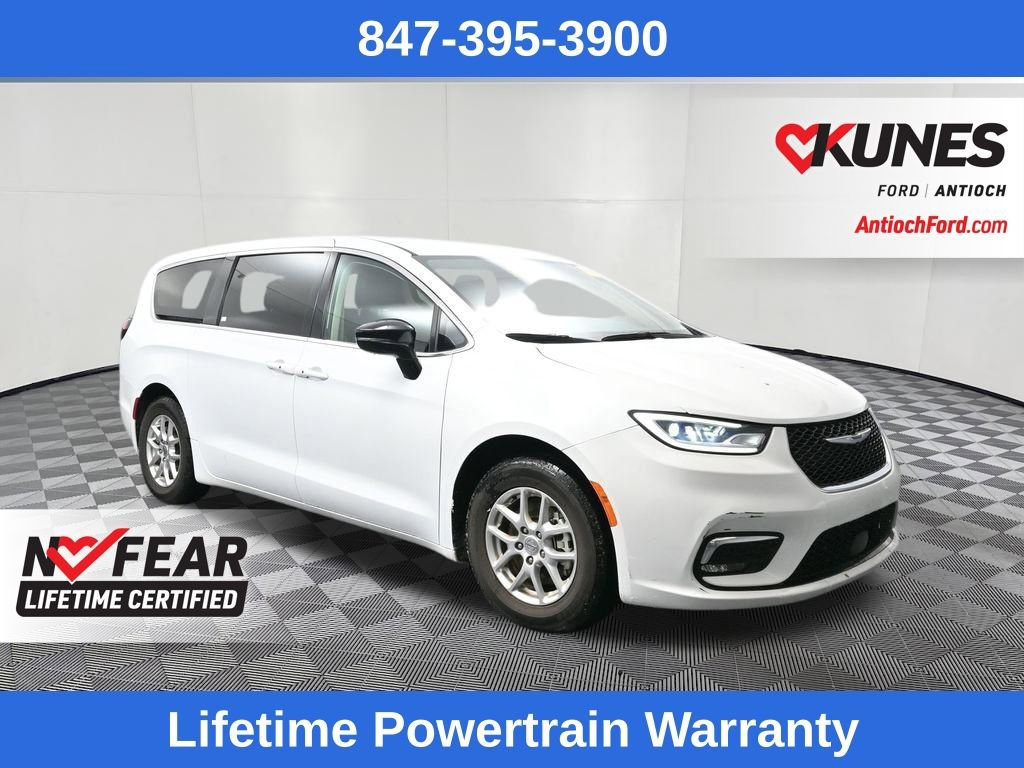 Used 2024 Chrysler Pacifica Touring-L FWD image 3