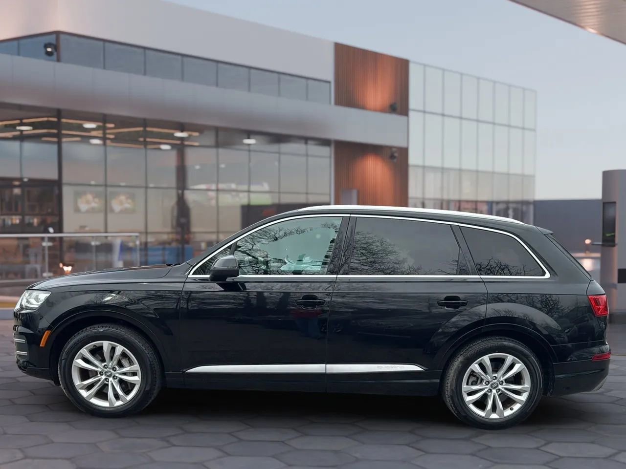 Used 2017 Audi Q7 3.0T Premium image 8