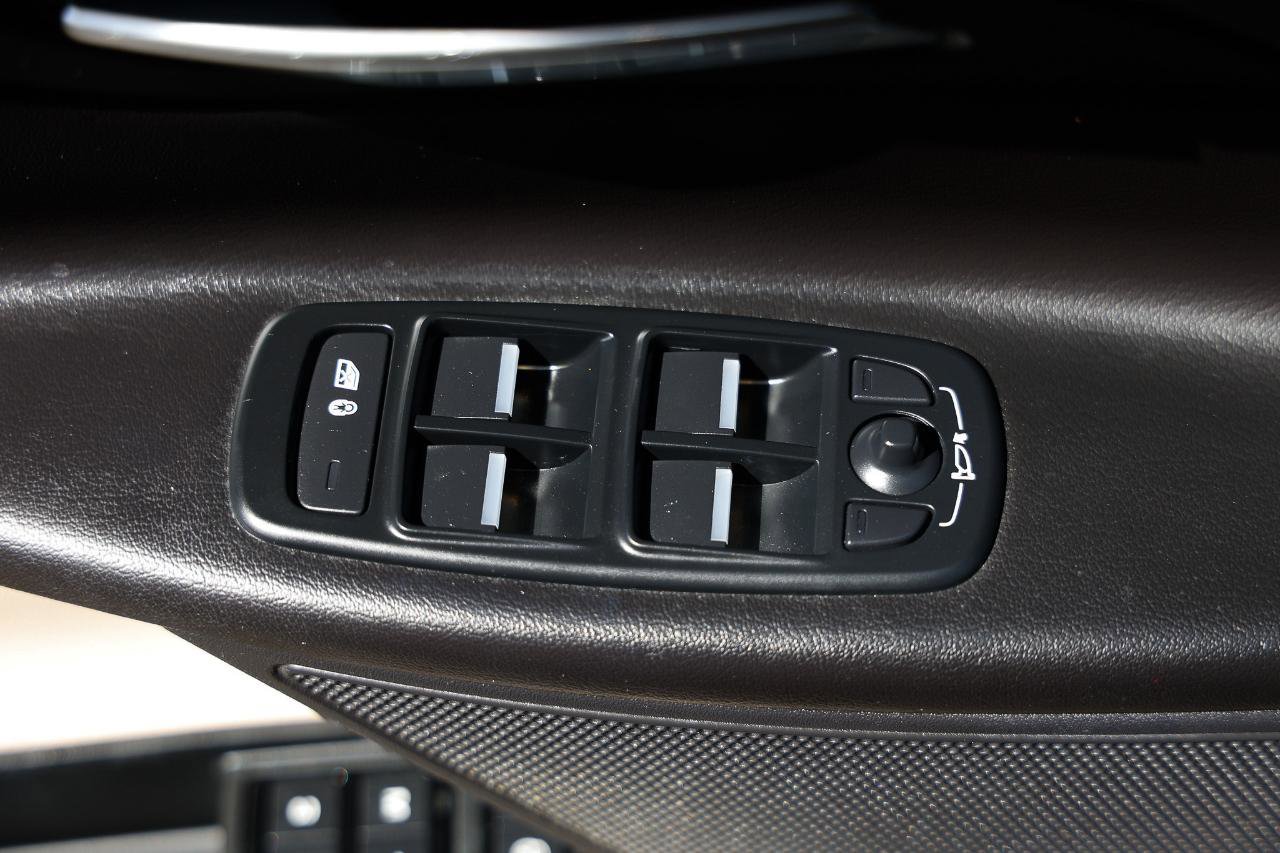 Used 2018 Jaguar XE Premium RWD image 40