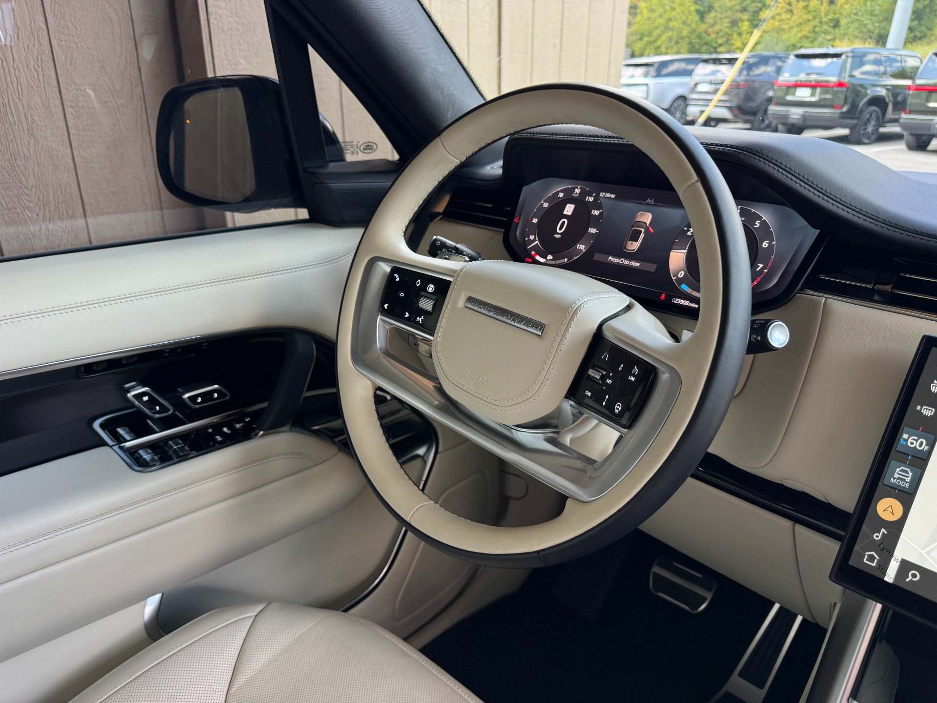 Used 2025 Land Rover Range Rover SE AWD/4WD image 28