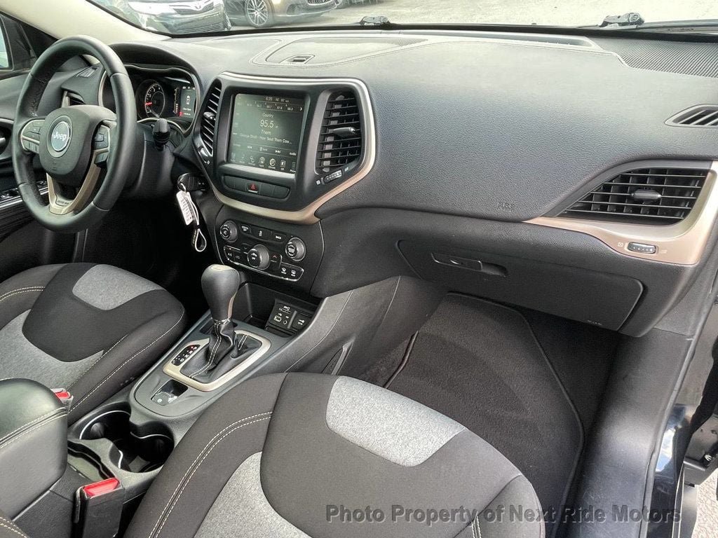 Used 2014 Jeep Cherokee Latitude FWD image 16