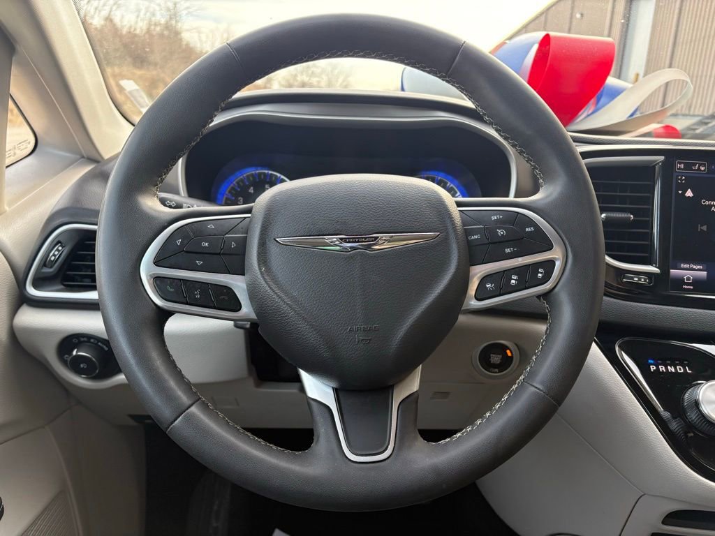 Used 2023 Chrysler Pacifica Touring-L image 25