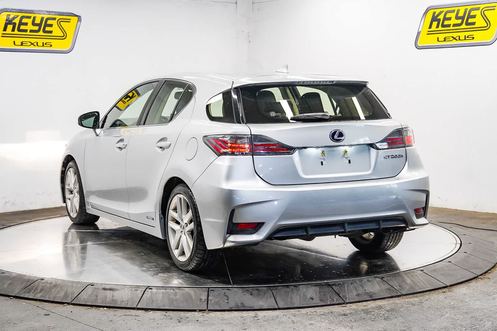 Used 2015 Lexus CT 200h w/ Navigation Package FWD image 2