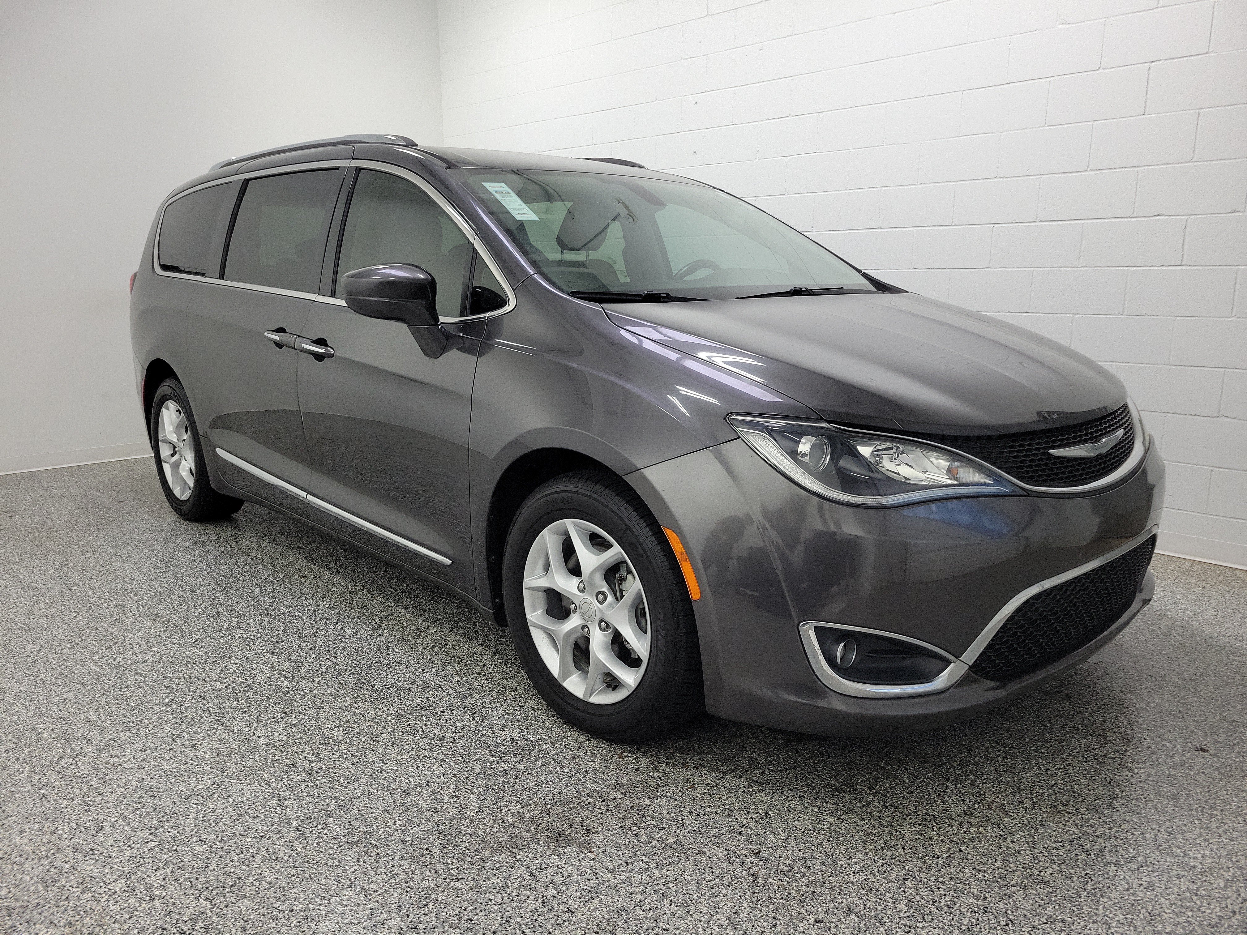 Used 2017 Chrysler Pacifica Touring-L Plus w/ Tire & Wheel Group FWD image 3