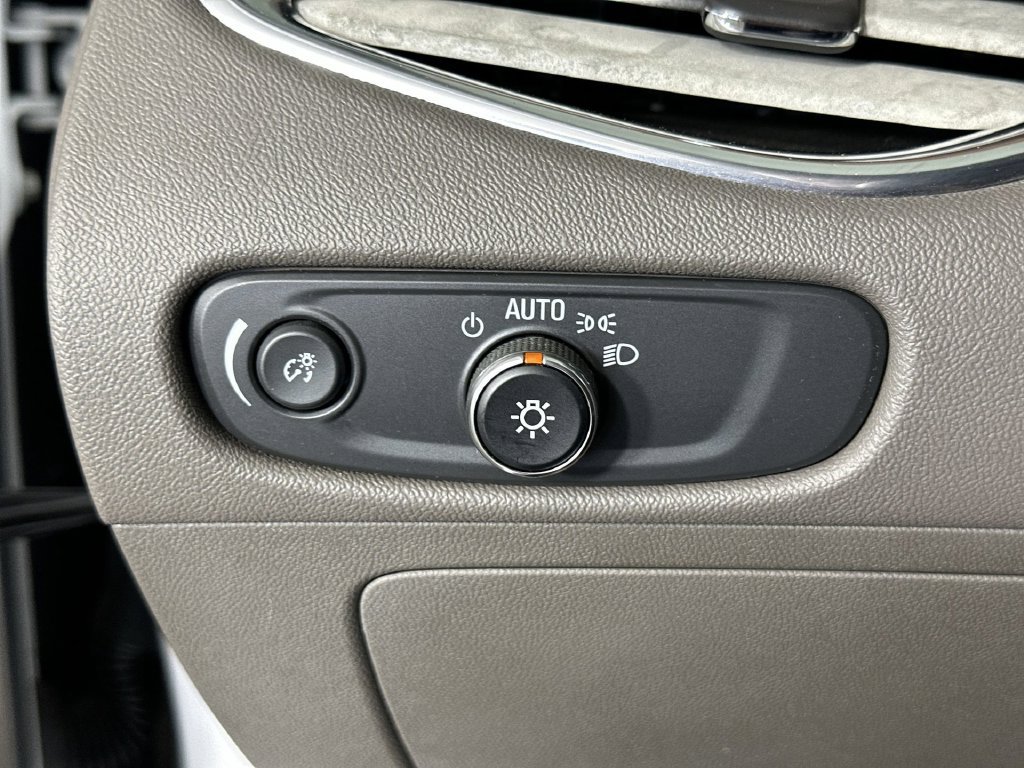 Used 2018 Chevrolet Malibu Premier FWD image 20