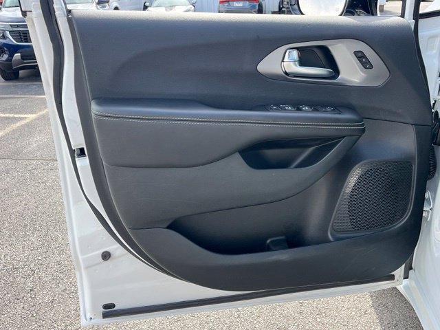 Used 2026 Chrysler Pacifica Select FWD image 19