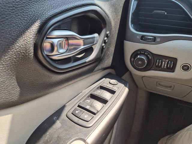 Used 2020 Jeep Cherokee Limited AWD/4WD image 15