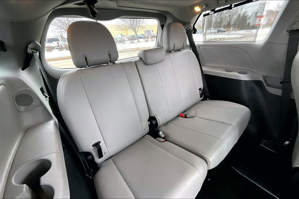 Used 2017 Toyota Sienna Limited Premium image 33