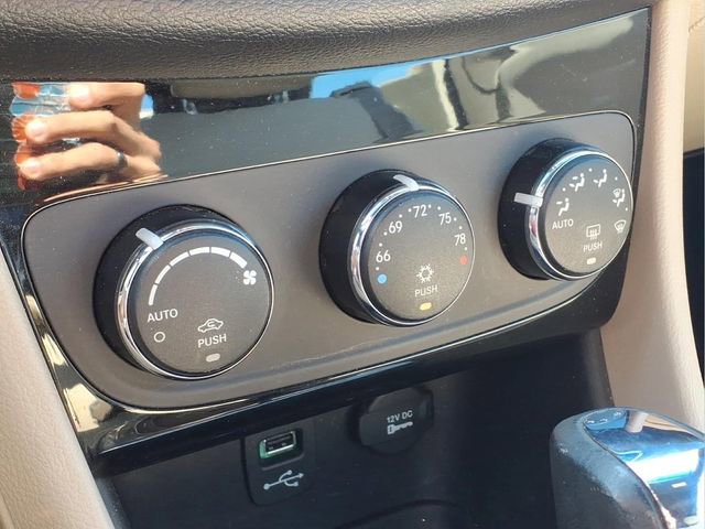 Used 2013 Chrysler 200 Touring FWD image 8