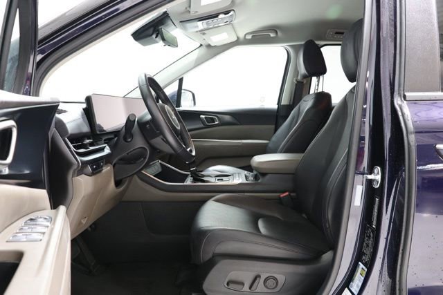 Used 2025 Kia Carnival FWD image 17