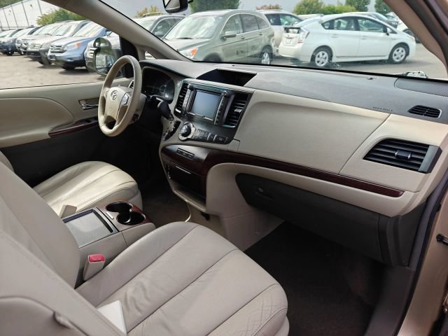 Used 2011 Toyota Sienna XLE w/ XLE Navigation Pkg FWD image 31