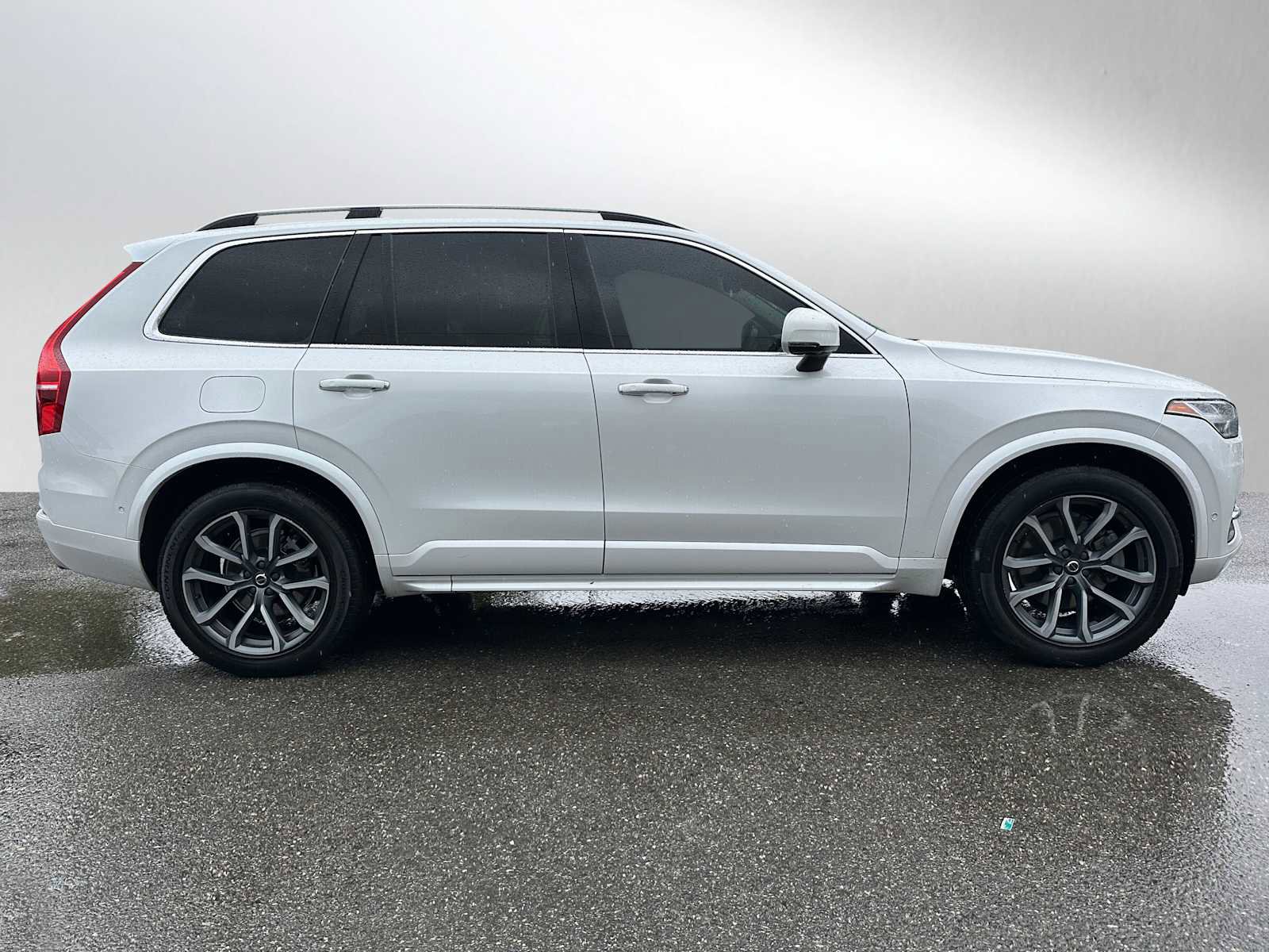 Used 2017 Volvo XC90 T6 Momentum w/ Vision Package AWD/4WD image 2