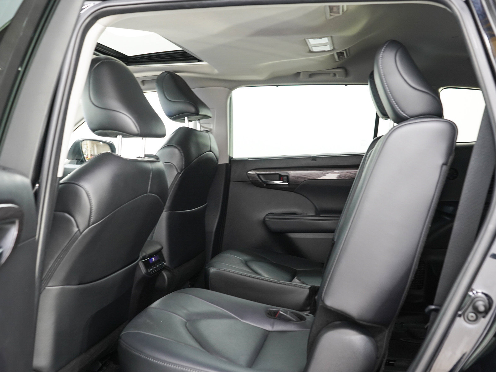 Used 2024 Toyota Highlander Limited AWD/4WD image 16