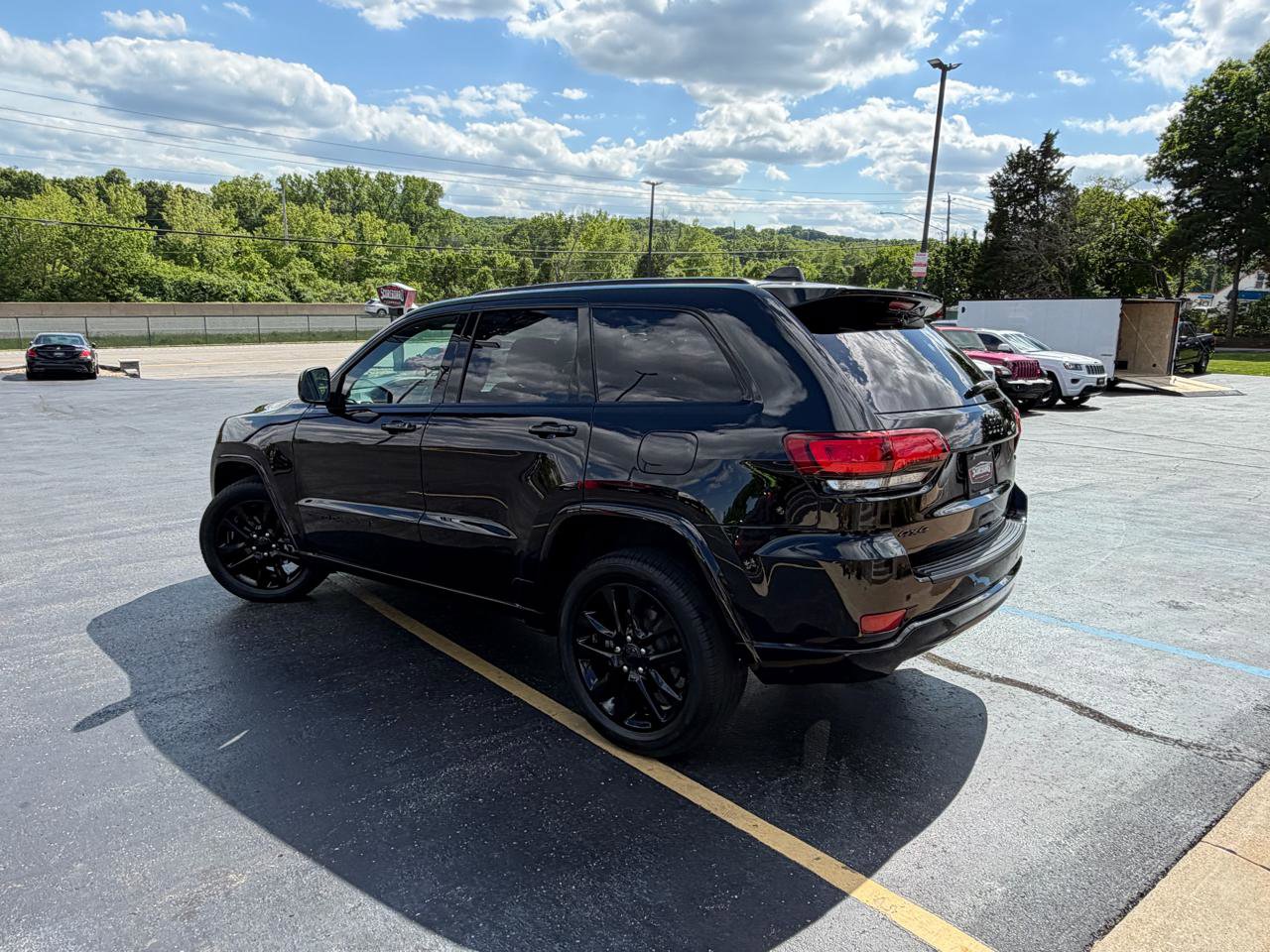 Used 2018 Jeep Grand Cherokee Altitude AWD/4WD image 5