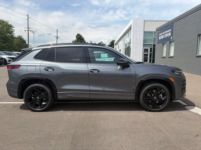 New 2026 Volkswagen Tiguan SE R-Line AWD/4WD image 2