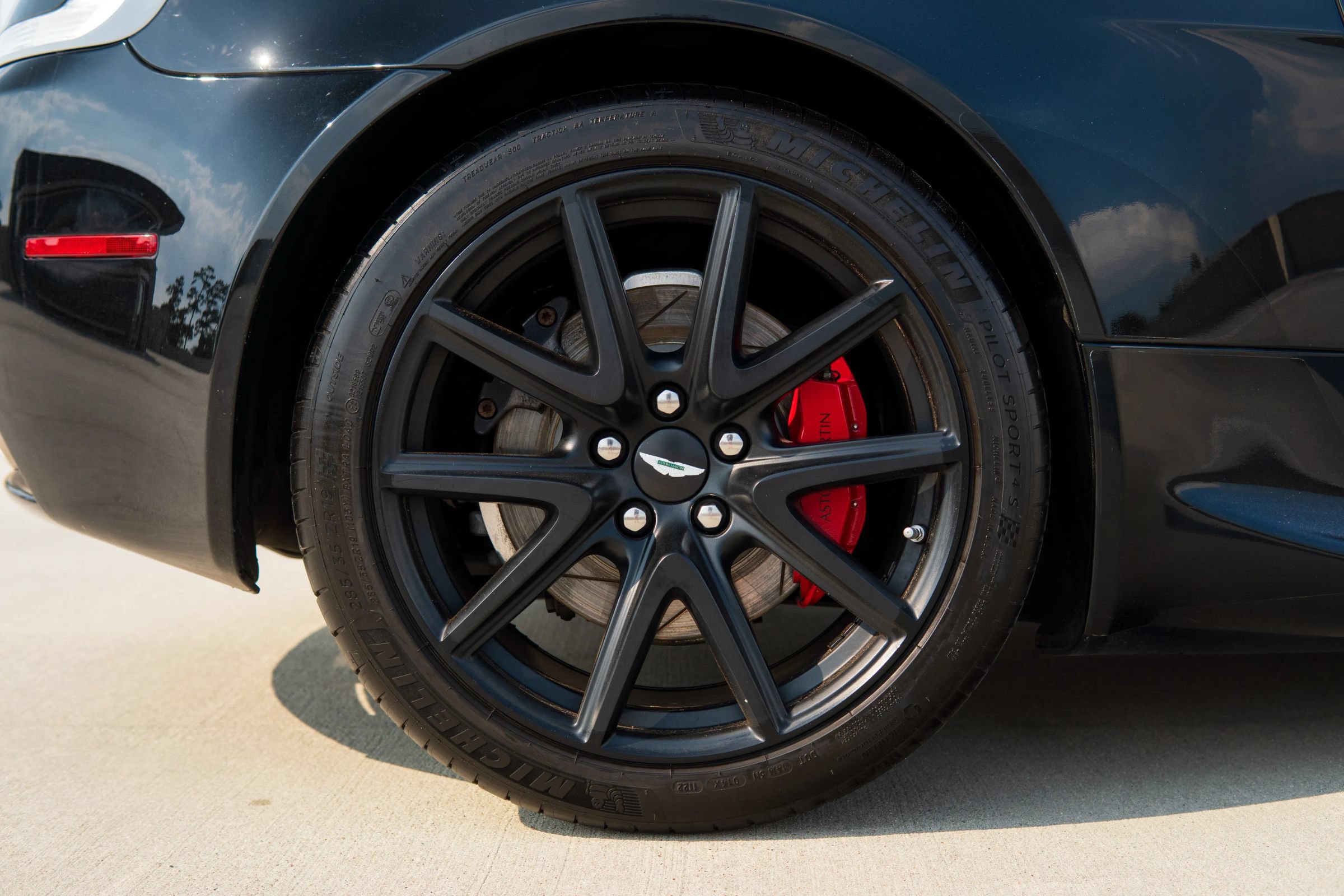 Used 2013 Aston Martin V8 Vantage Roadster RWD image 11