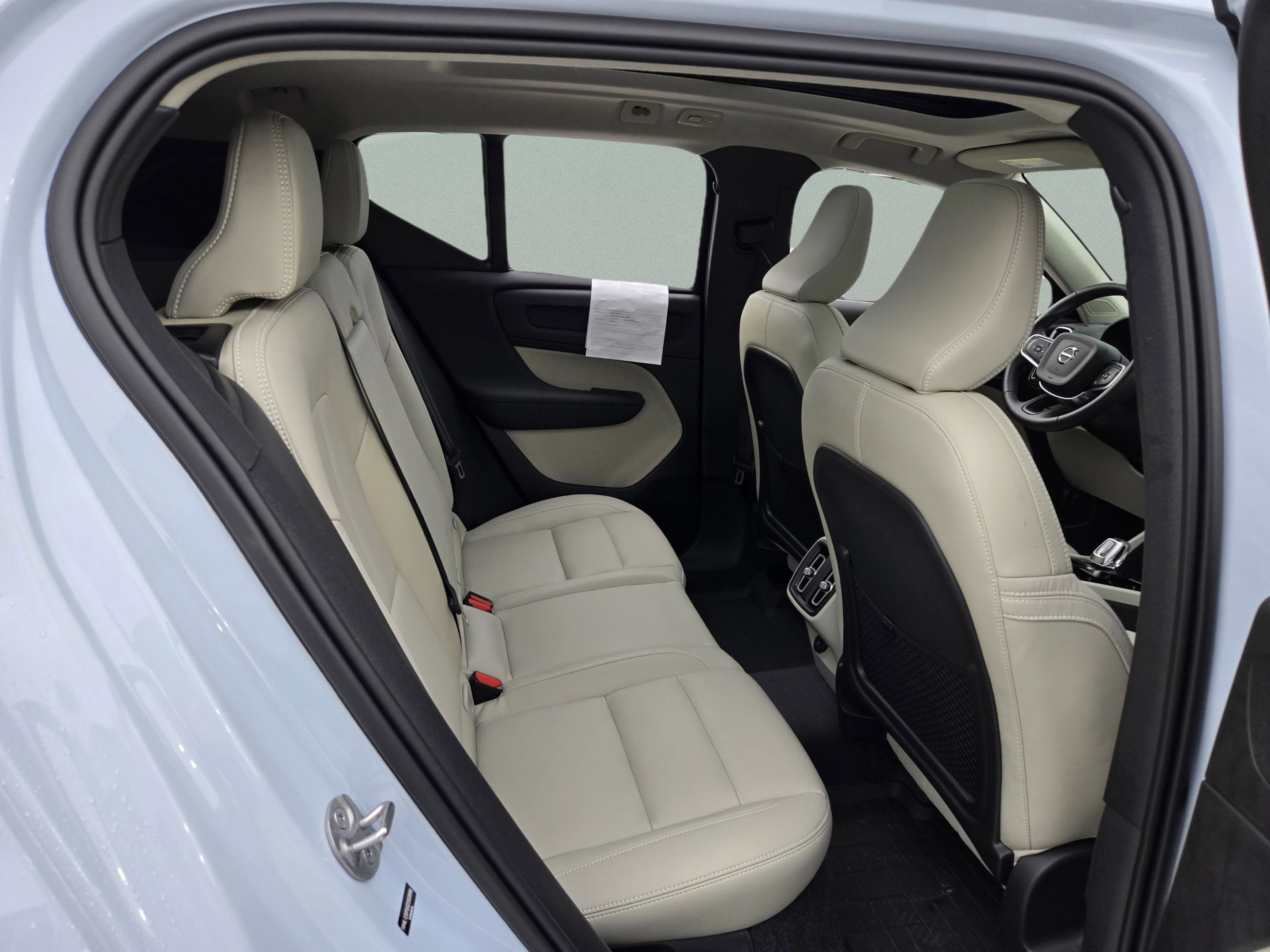 Used 2025 Volvo XC40 B5 Ultra AWD/4WD image 15