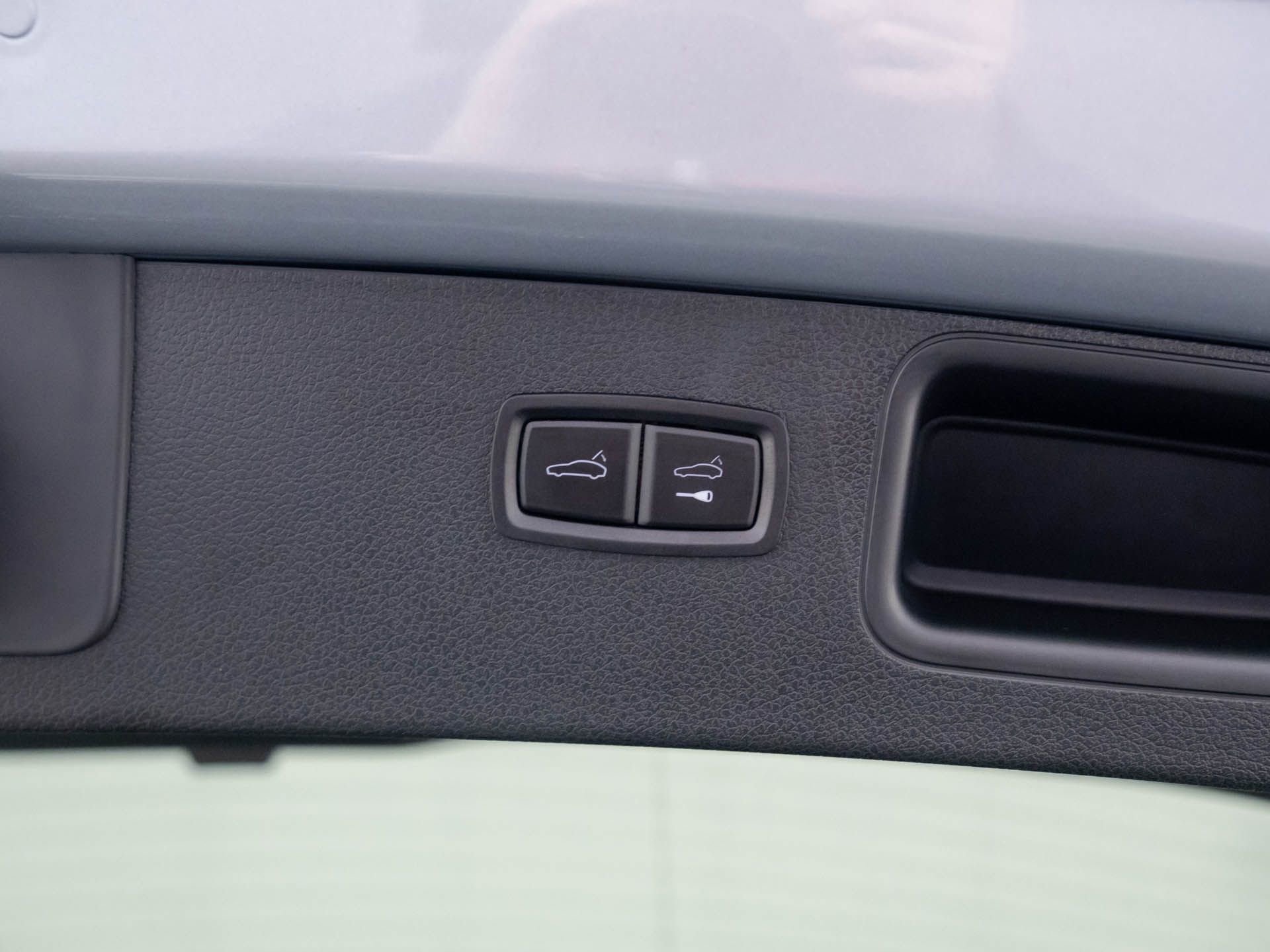 Used 2022 Porsche Macan S w/ Premium Package image 27