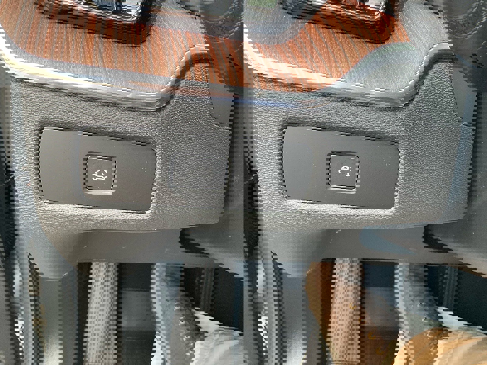 Used 2024 Volvo XC60 B5 Plus w/ Protection Package Premier image 19