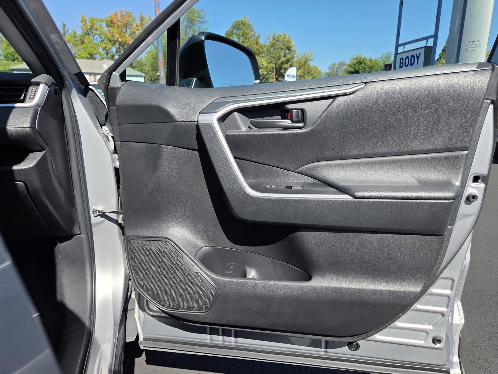 Used 2025 Toyota RAV4 LE AWD/4WD image 22