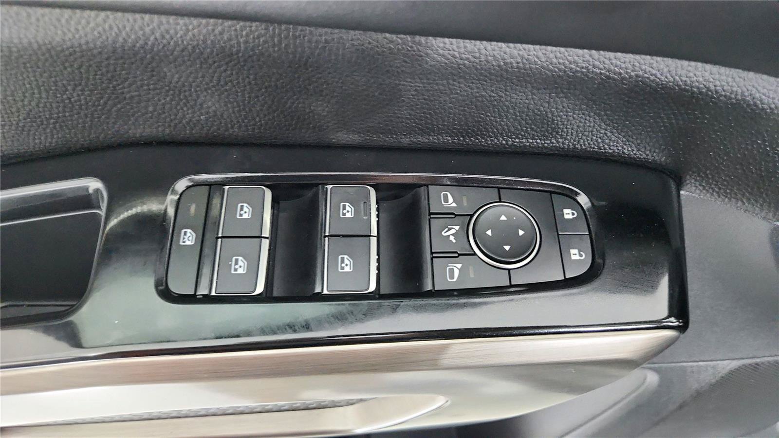 Used 2024 Nissan Pathfinder Platinum w/ Black Appearance Package AWD/4WD image 17