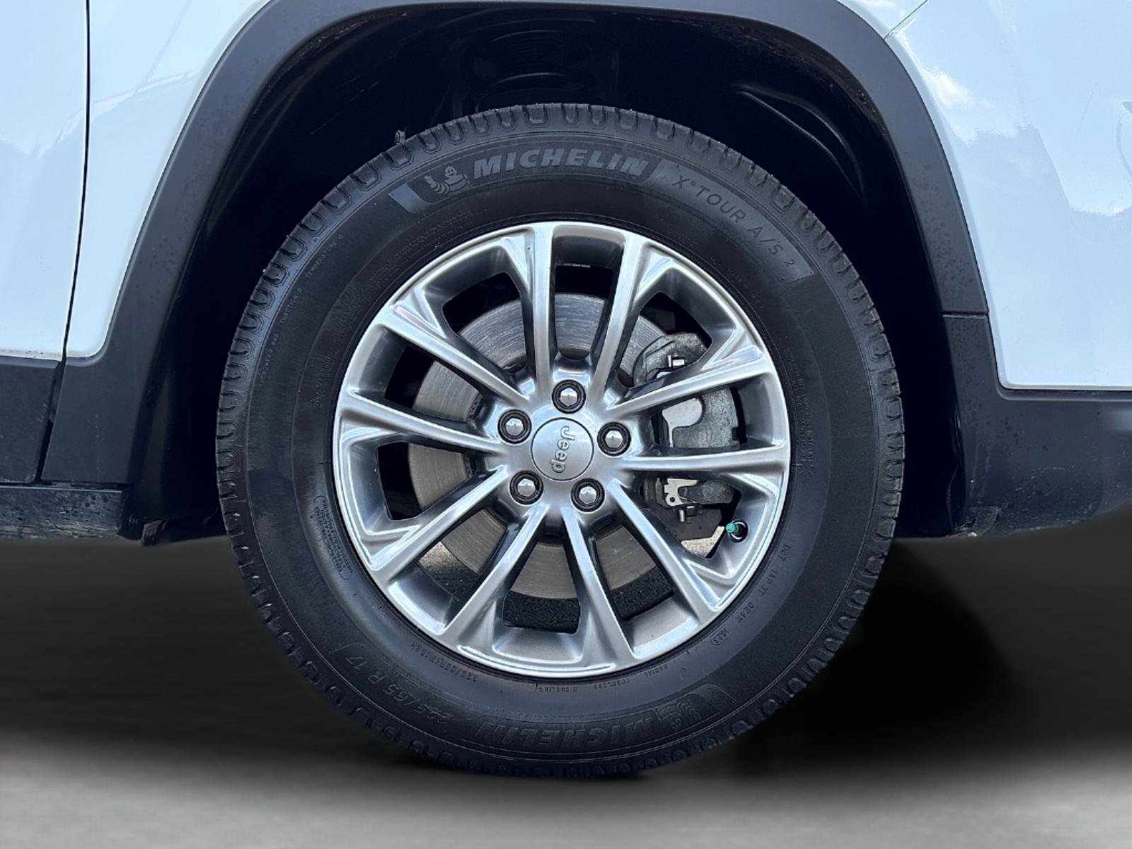 Used 2020 Jeep Cherokee Latitude Plus w/ Cold Weather Group AWD/4WD image 11