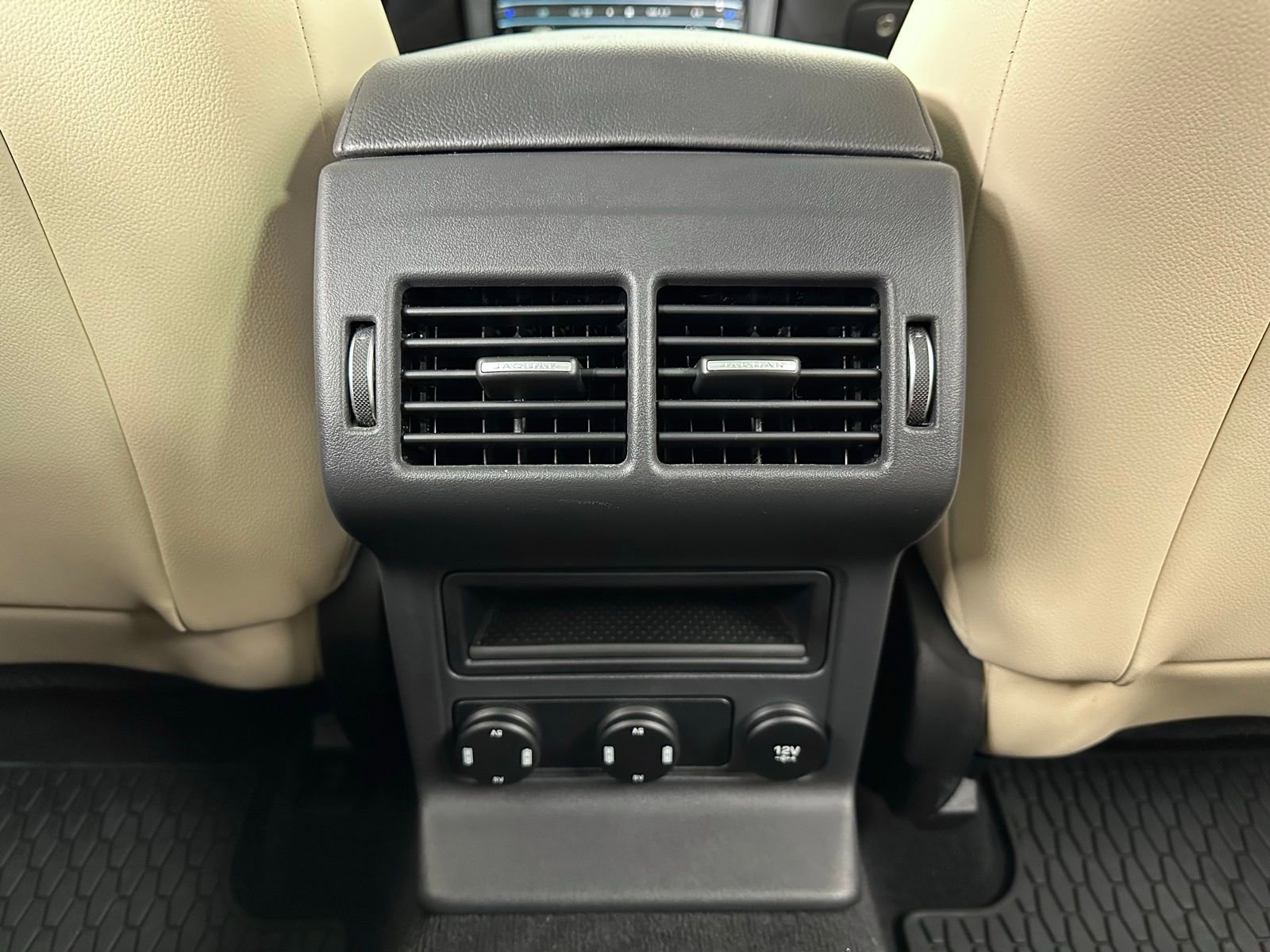 Used 2020 Jaguar F-PACE Premium image 31