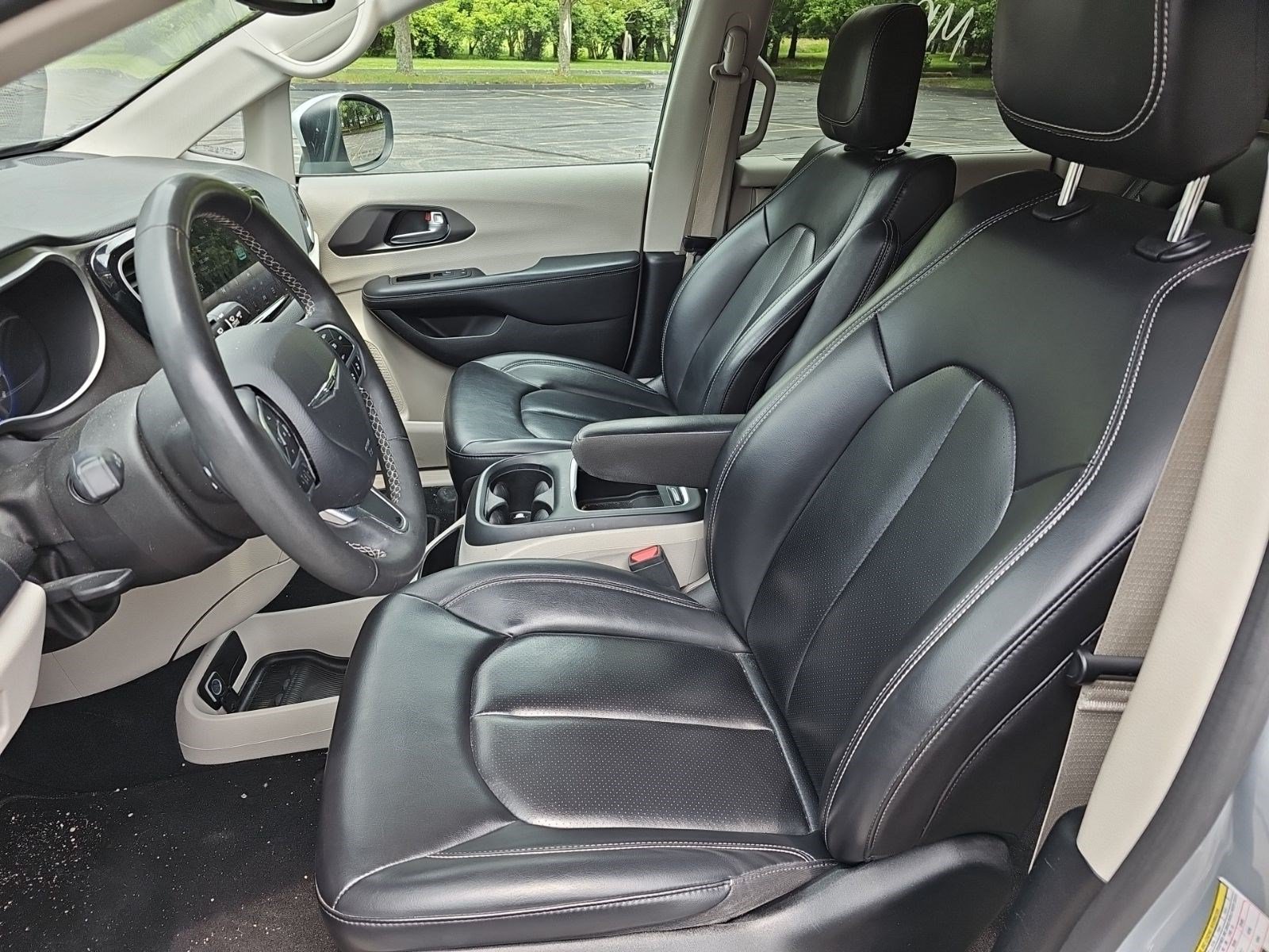 Used 2023 Chrysler Pacifica Touring-L FWD image 19