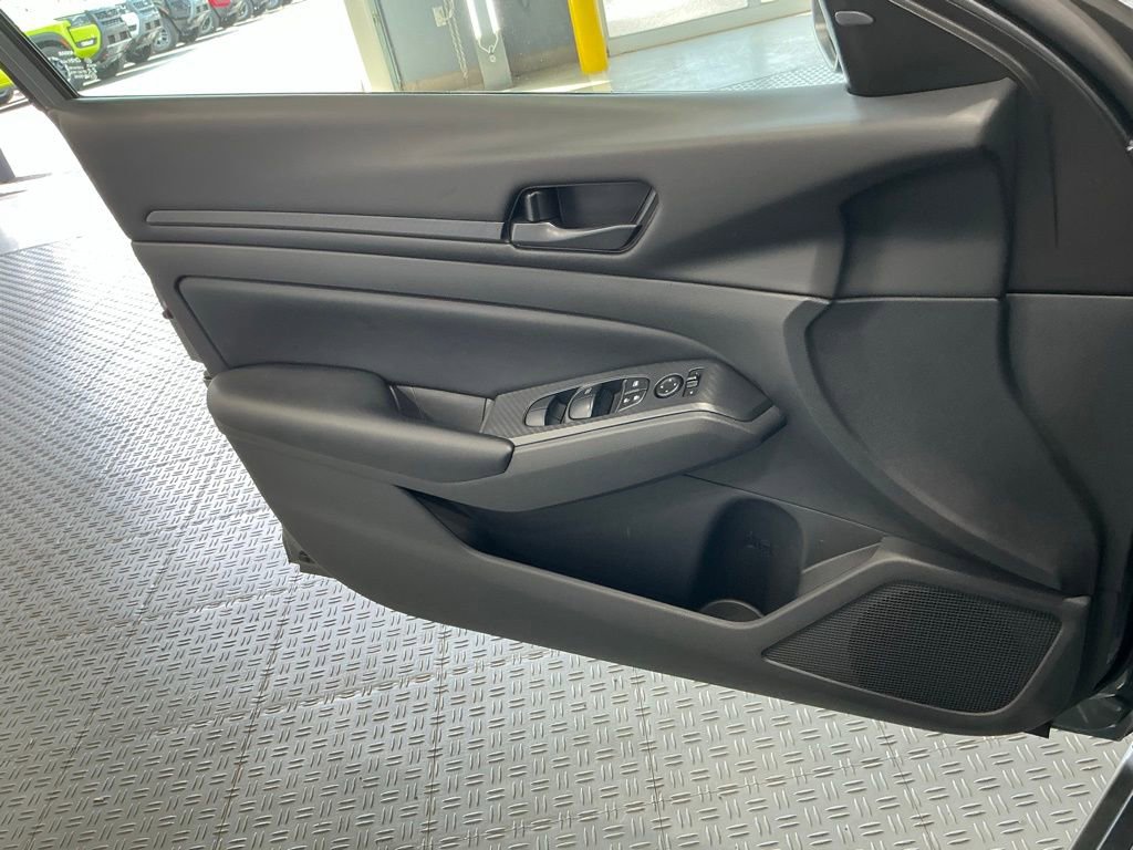Used 2025 Nissan Altima 2.5 S FWD image 33