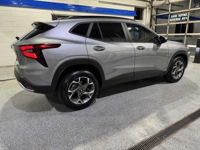 Used 2024 Chevrolet Trax LT w/ Sunroof Package image 11