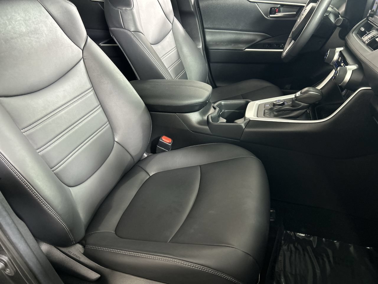 Used 2021 Toyota RAV4 XLE Premium AWD/4WD image 28