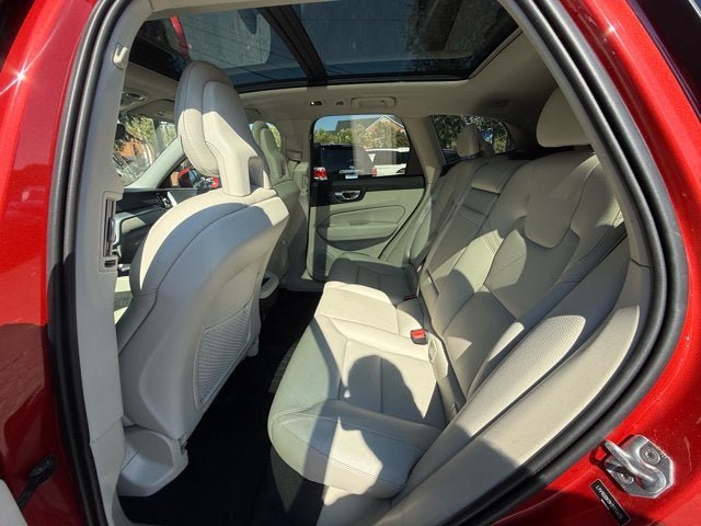 Used 2019 Volvo XC60 T5 Momentum w/ Premium Package FWD image 9