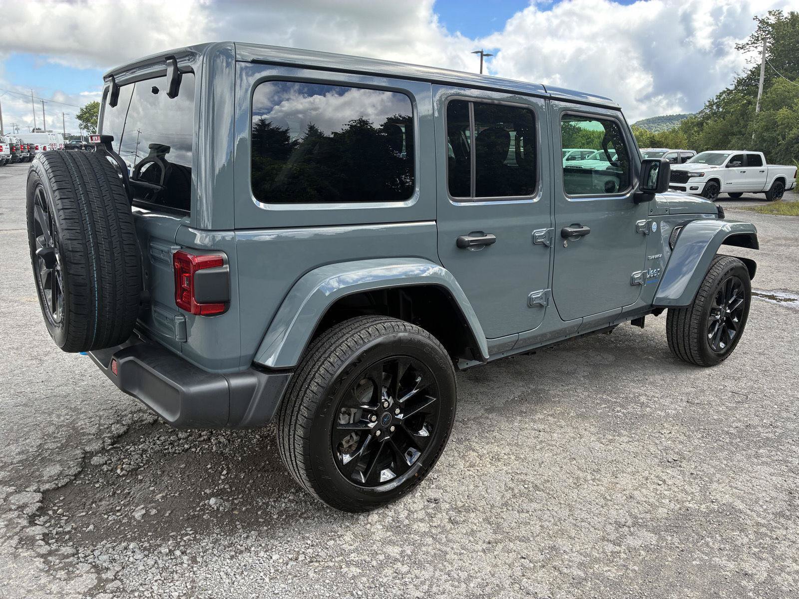 Used 2024 Jeep Wrangler Unlimited Sahara AWD/4WD image 7