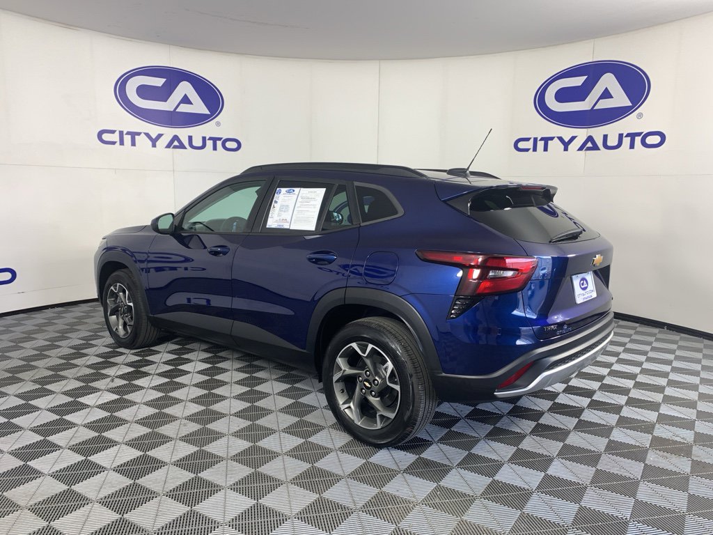 Used 2024 Chevrolet Trax LT w/ Sunroof Package image 5