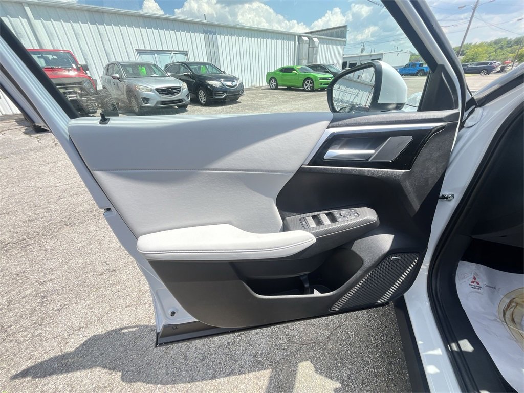 New 2025 Mitsubishi Outlander SE image 13