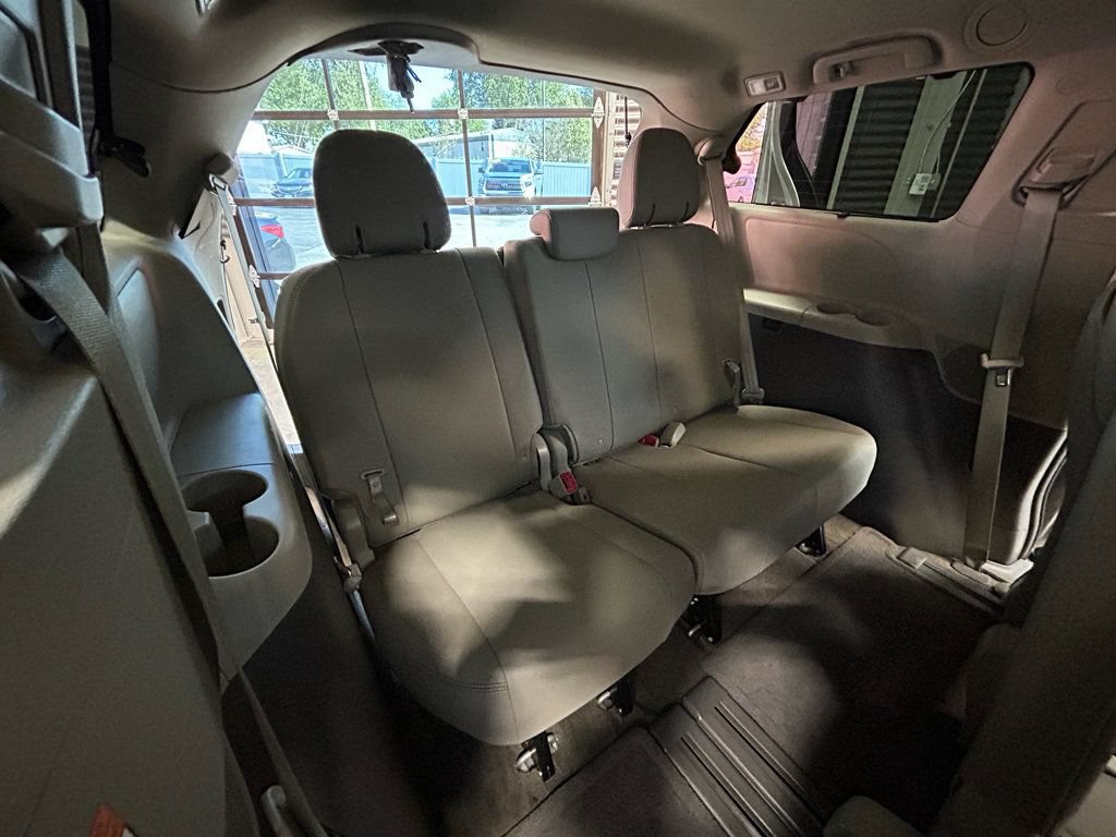 Used 2017 Toyota Sienna XLE w/ XLE Navigation Package FWD image 6