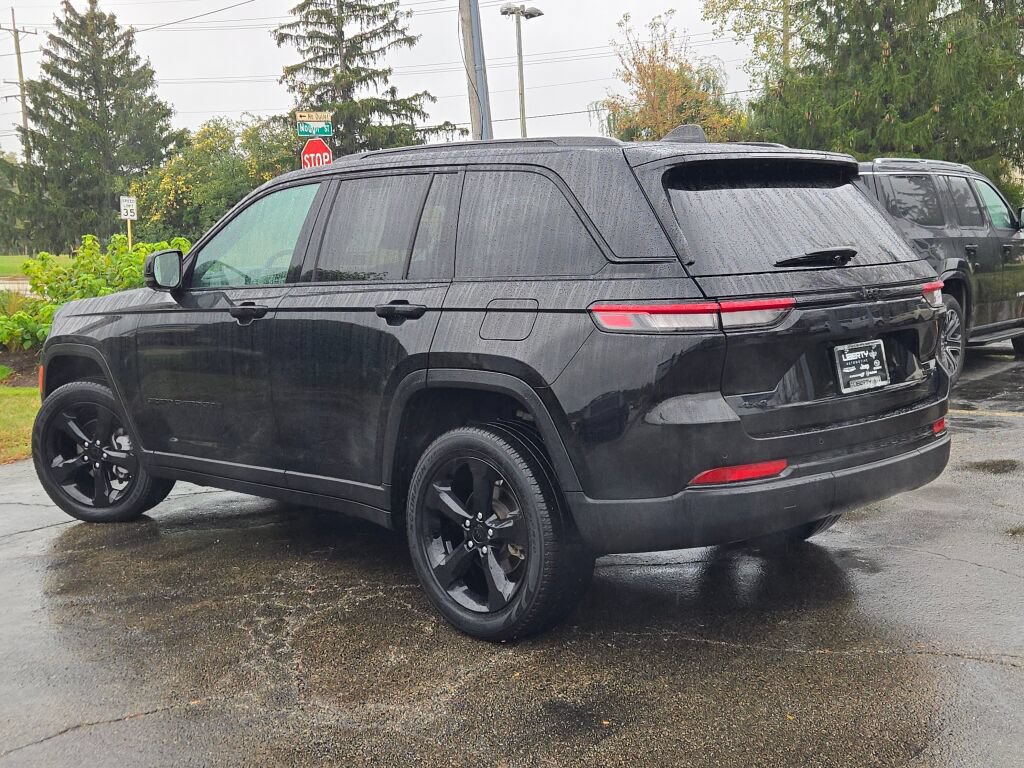 Used 2024 Jeep Grand Cherokee Limited w/ Black Appearance Package AWD/4WD image 14