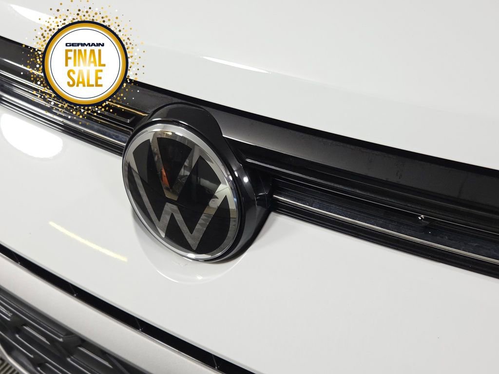 Certified 2025 Volkswagen Taos SE image 10