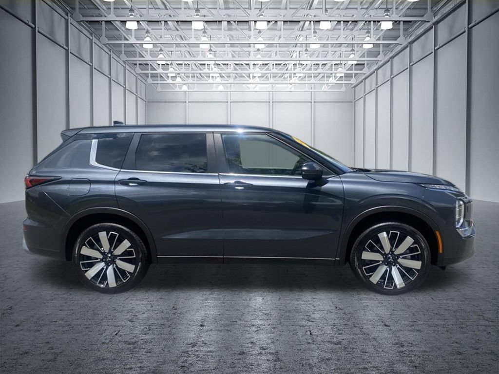 Used 2025 Mitsubishi Outlander SE AWD/4WD image 4