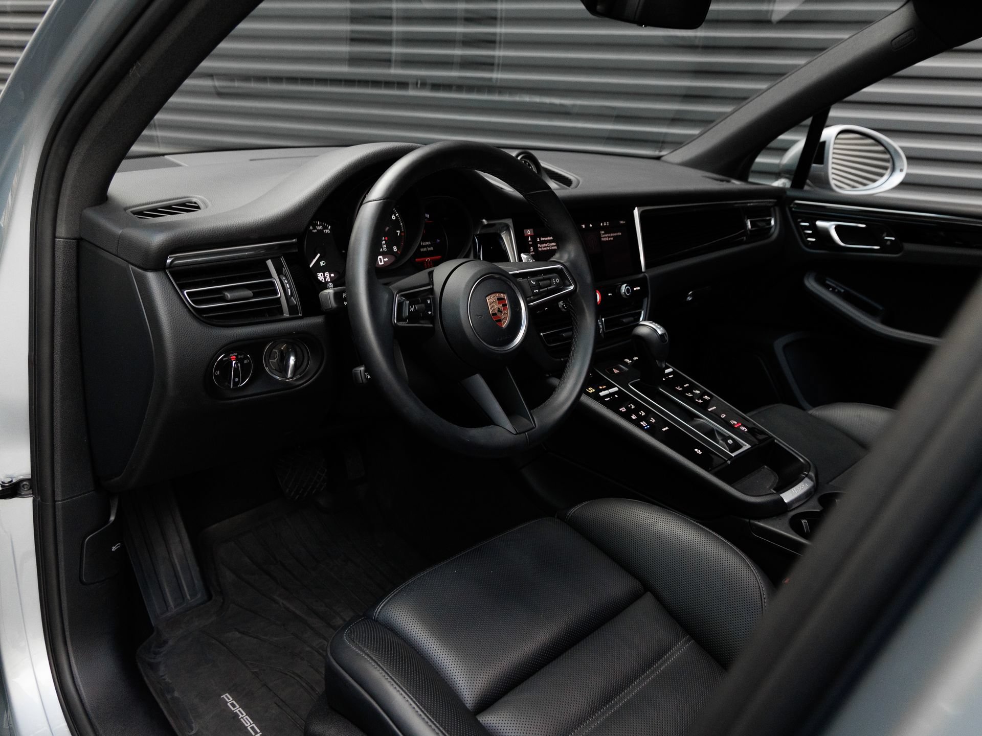 Certified 2026 Porsche Macan AWD/4WD image 4