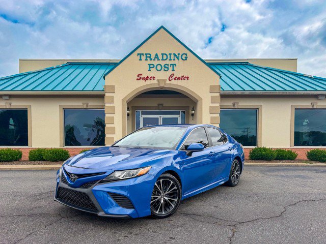 Used 2018 Toyota Camry SE FWD image 2