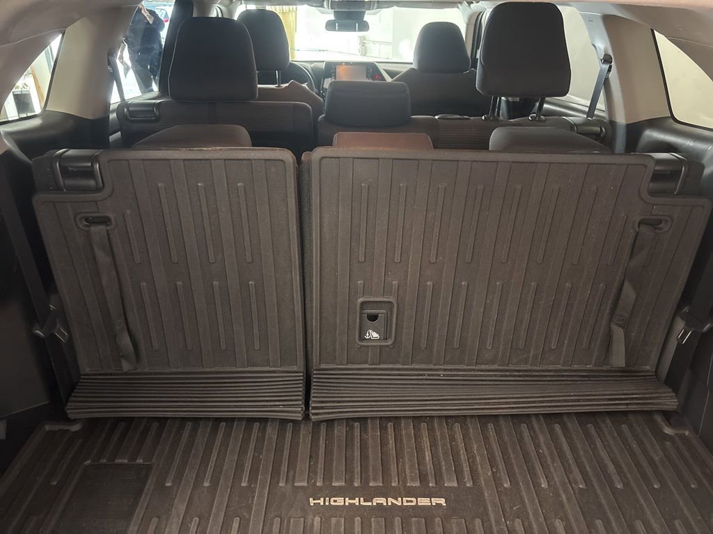 Used 2021 Toyota Highlander LE image 13