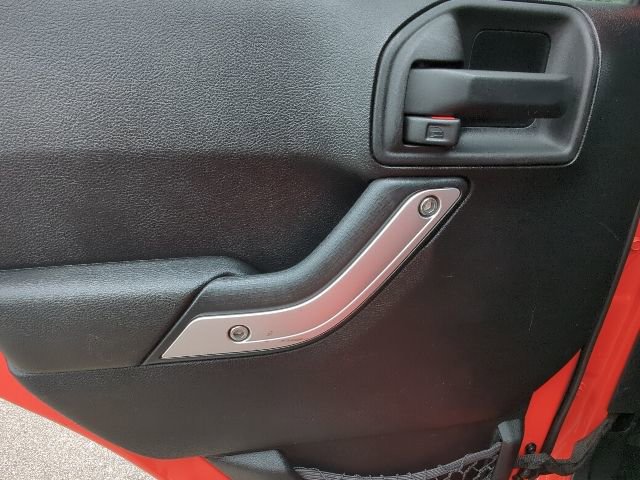 Used 2015 Jeep Wrangler Unlimited Sahara w/ Connectivity Group AWD/4WD image 22