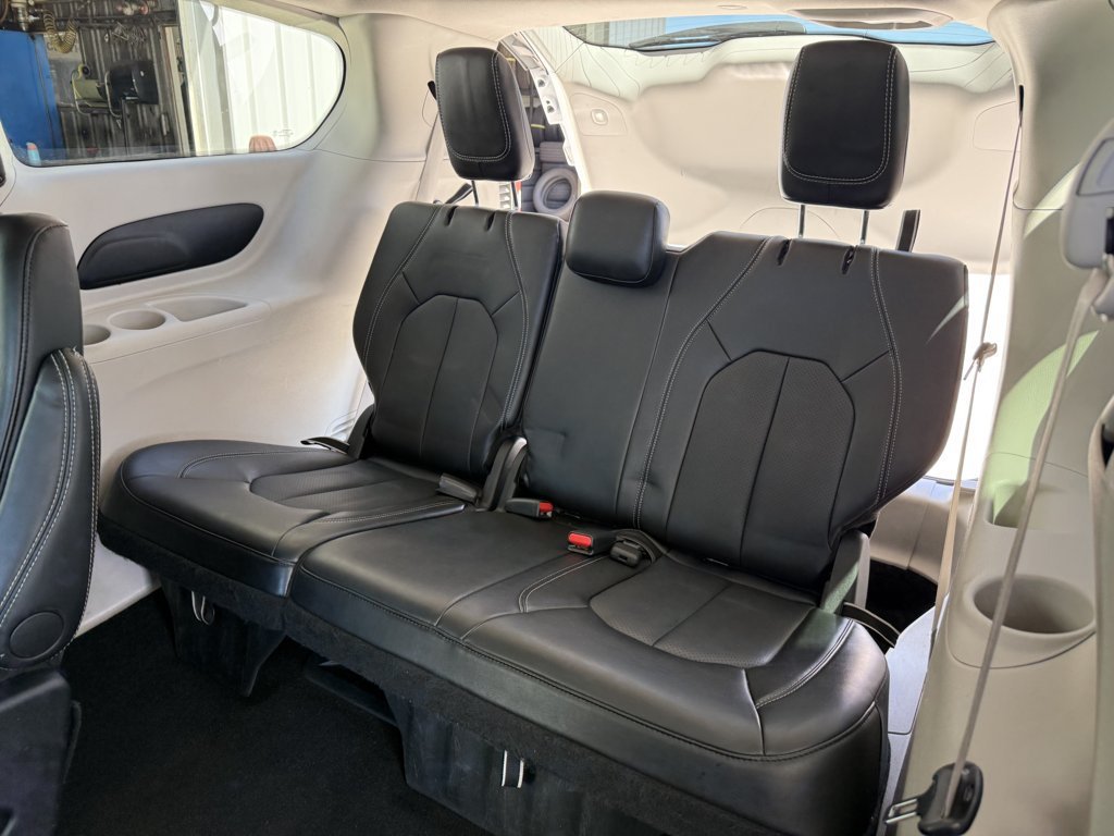Used 2024 Chrysler Pacifica Touring-L FWD image 16