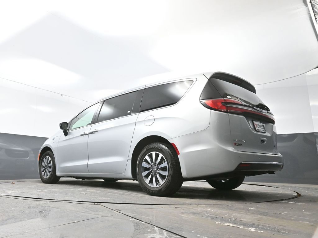 Used 2024 Chrysler Pacifica Select image 55