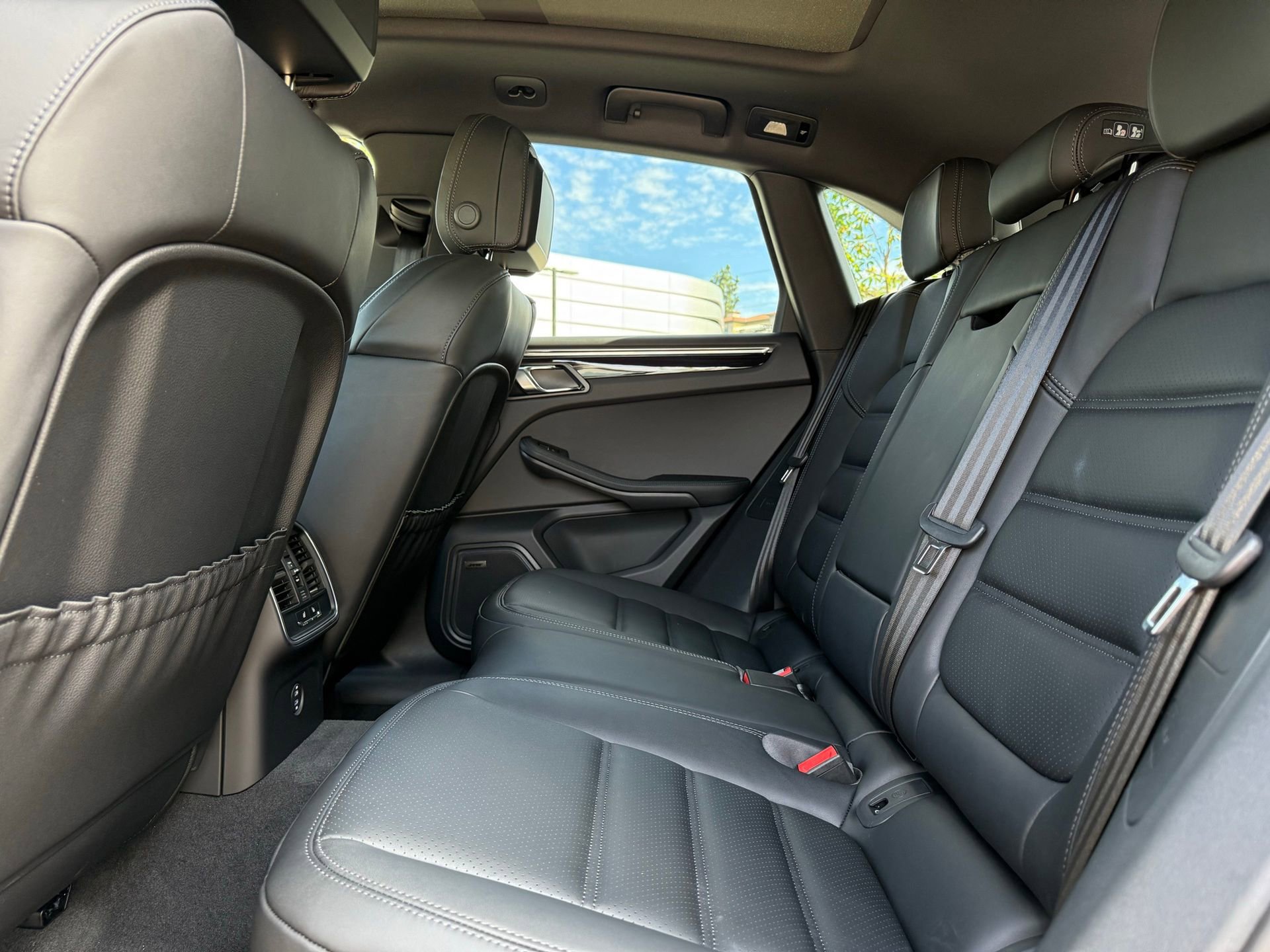 Used 2025 Porsche Macan AWD/4WD image 29