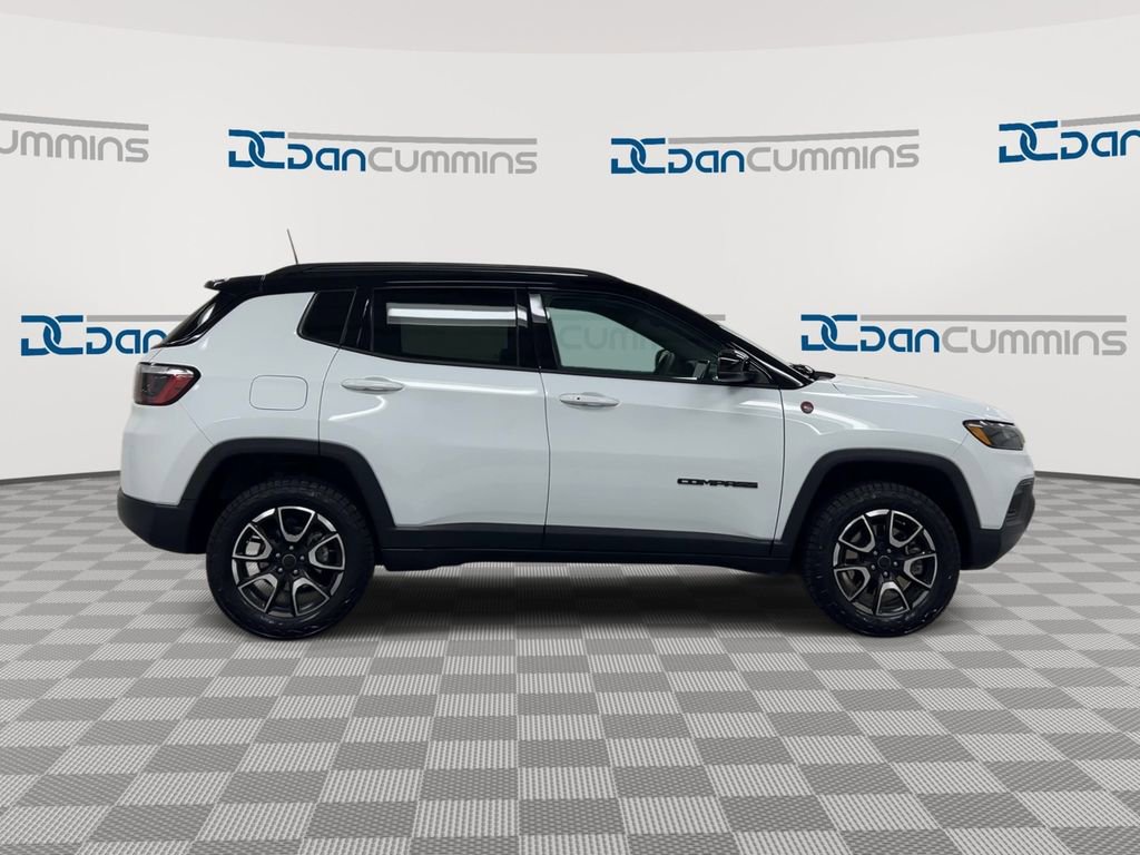 Used 2025 Jeep Compass Trailhawk w/ Trailer Tow Group AWD/4WD image 9