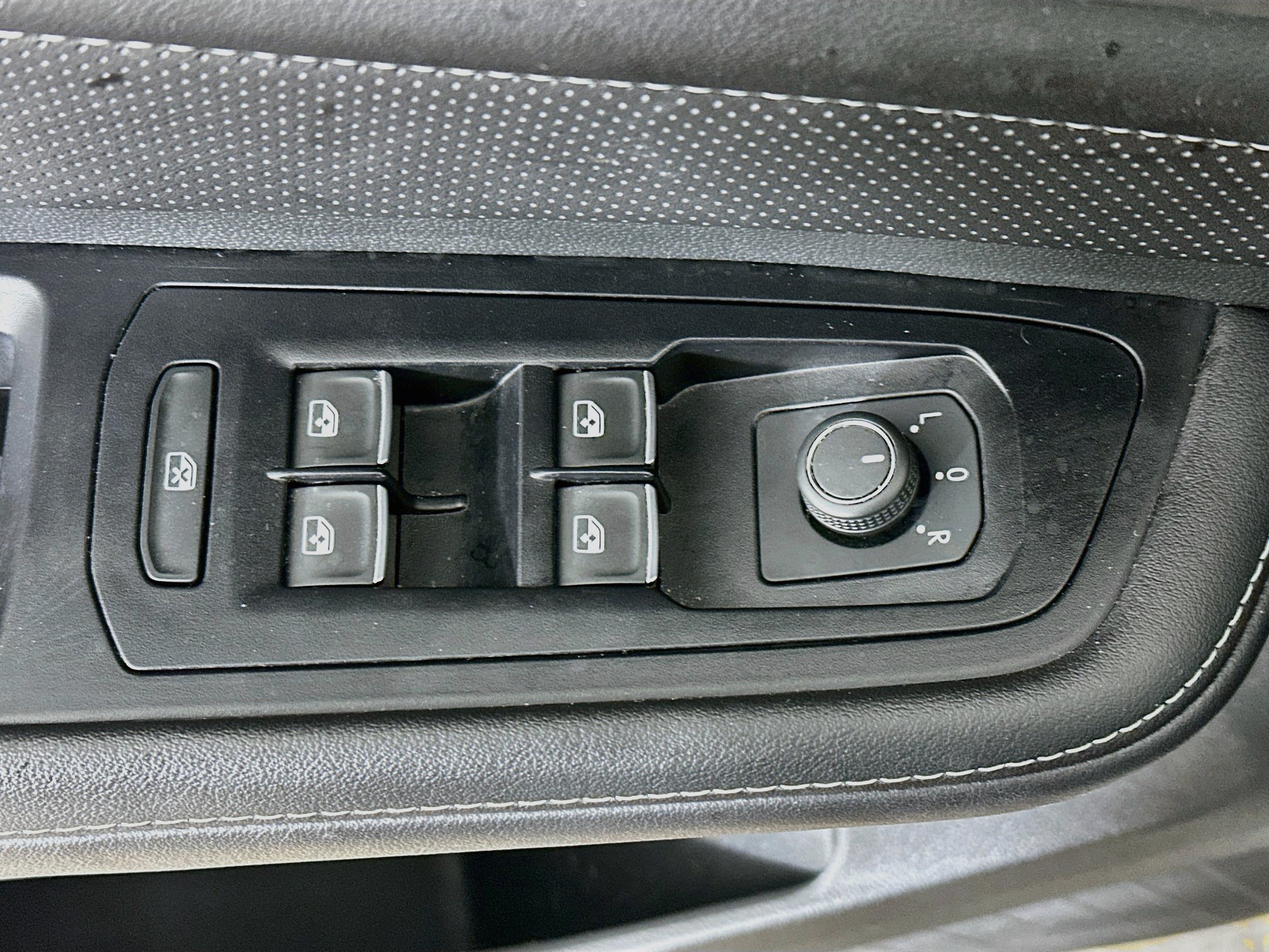 Used 2025 Volkswagen Atlas Cross Sport SE FWD image 15